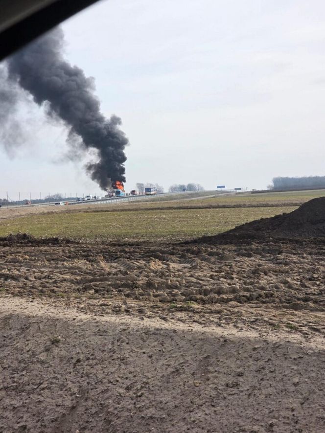 Pożar autokaru z dziećmi na A2