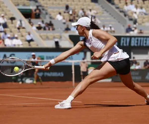 Iga Świątek - Claire Liu RELACJA NA ŻYWO Polka wygrała pierwszego seta, mimo nagłego kryzysu! Roland Garros Iga Świątek - Liu WYNIK NA ŻYWO