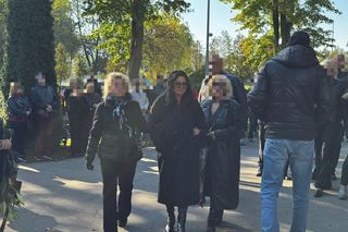 Zapłakana Edzia z nad grobem Dżejka. Kaźmierska nie weszła jej w drogę