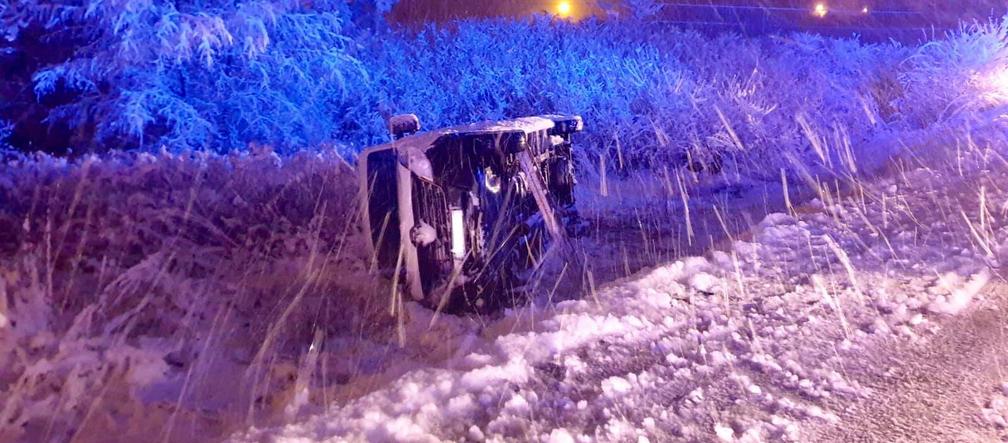 Ciężkowice. Samochód dostawczy wypadł z jezdni do rowu. Jedna osoba w szpitalu