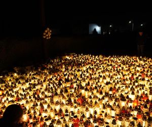 Cmentarz Komunalny w Żorach mieni się nocą. Tysiące kolorowych światełek na Wszystkich Świętych. Zobacz zdjęcia z lotu ptaka