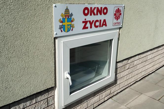 Śląskie: Półroczna dziewczynka zostawiona w Oknie Życia. Rodzice dziecka sami zgłosili się na policję