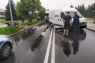 Poważny wypadek na ul. Czaplinieckiej w Bełchatowie. Rowerzysta wjechał wprost pod nadjeżdżającego busa