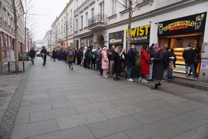 Tłusty Czwartek 2025 w Warszawie. Kolejka do cukierni "Pawłowicz" na Chmielnej