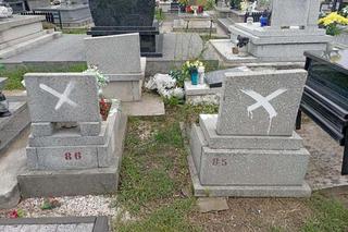 Ksiądz kazał białą farbą pisać na nagrobkach likwidacja