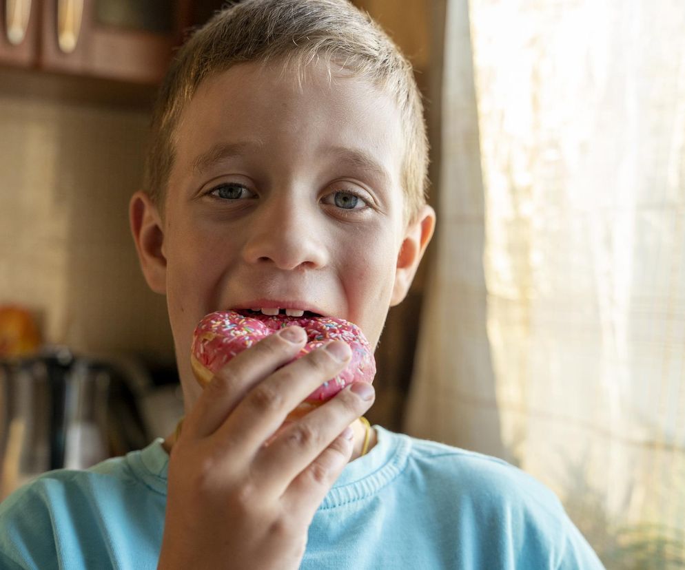 6-latek jedzący donuta