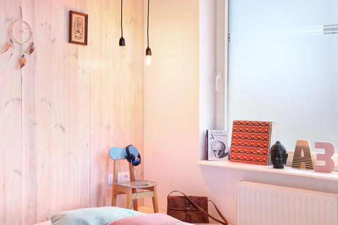 Aranżacja sypialni: sypialnia z garderobą z nieotynkowanej cegły dziurawki