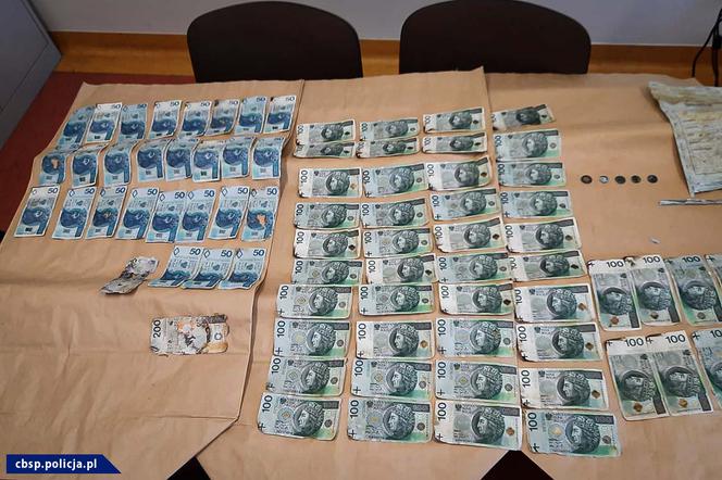 Policja wyłowiła z jeziora skradzione sejfy. Sprawcy przeoczyli kopertę z gotówką