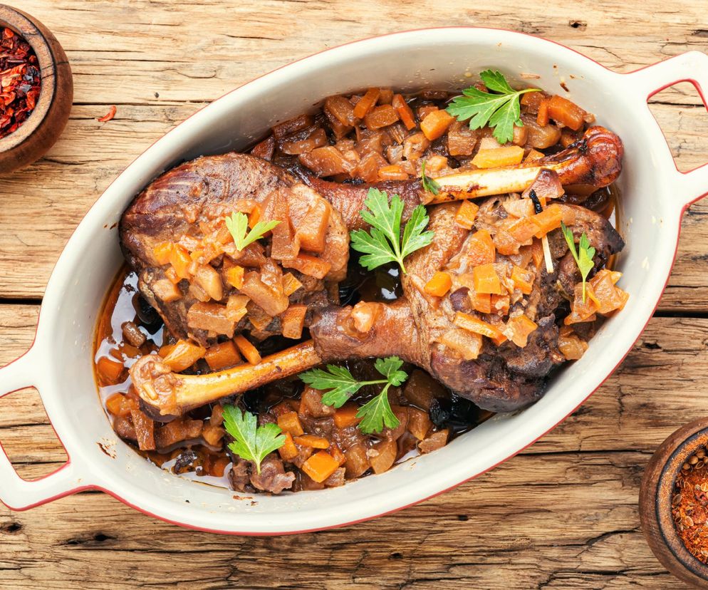 Gęś duszona z jabłkami: łatwy przepis na pyszną gęsinę