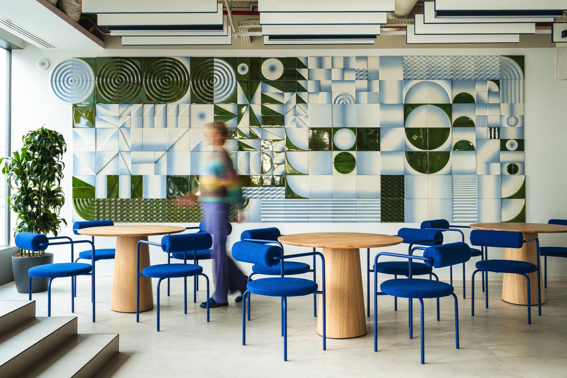 Wielkoformatowa ceramika Pani Jurek w nowym biurze Colliers w Warszawie