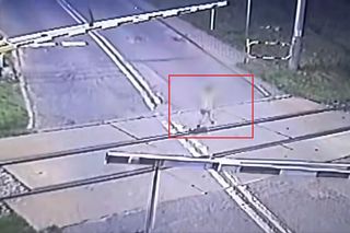 Wstrząsające nagranie! 6-latek bawił się na torach