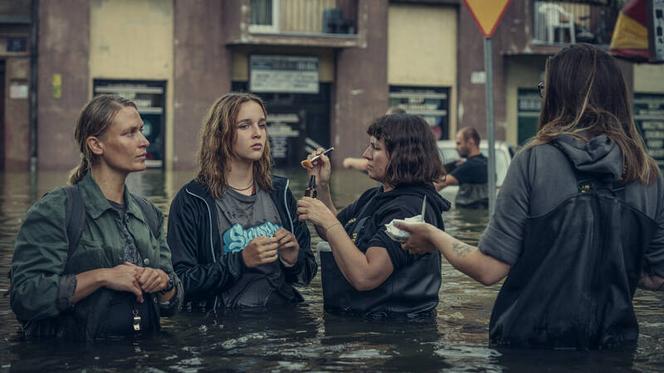 Serial "Wielka Woda" bardzo dobrze oceniony przez widzów! Zobacz, jak powstawały sceny we Wrocławiu [ZDJĘCIA]