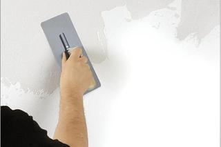 Efekt trawertynu na ścianie - technika wykonania tynku ozdobnego