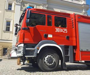 Alarm przeciwpożarowy w Ratuszu w Lesznie. Na miejsce wysłano cztery wozy strażackie [ZDJĘCIA]
