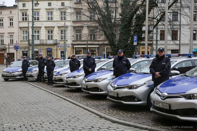Komenda Miejska Policji w Krakowie w hybrydowych radiowozach Toyoty
