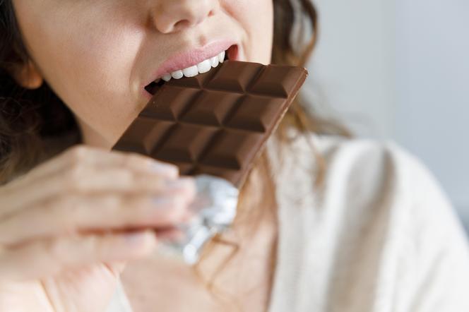 Co się stanie po zjedzeniu całej tabliczki czekolady? Tak zareaguje organizm