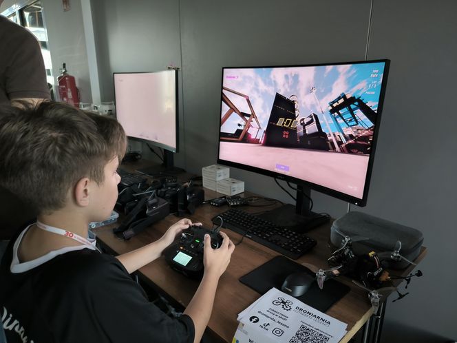 Na lotnisku w Lesznie uczą latać dronami