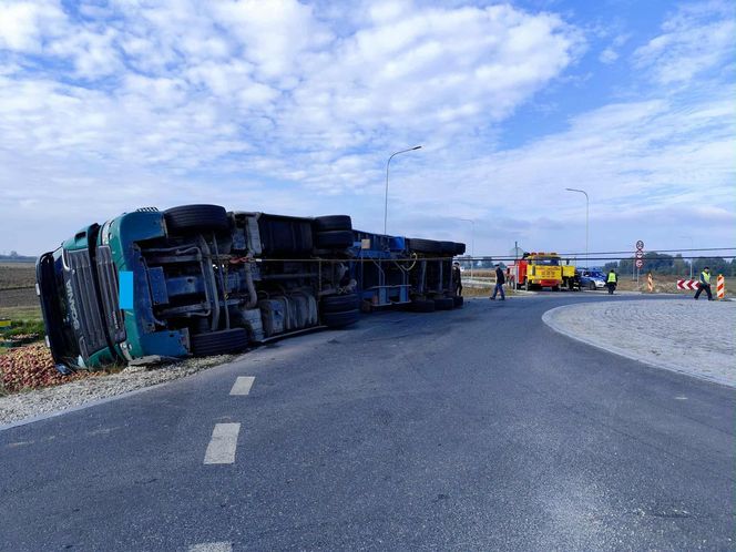 Przewrócona ciężarówka zablokowała rondo. 30 ton jabłek na drodze