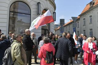 Niezależny prezydent II RP. Tajemnicza manifestacja na Krakowskim Przedmieściu [ZDJĘCIA] 