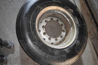 Widziała, jak laweta uderza w budynek kamienicy. Mieszkanka Torunia ma ważny apel i pokazuje koło, które leciało w kierunku jej samochodu