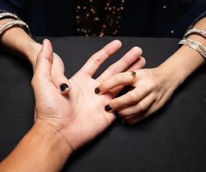 Tylko wybrańcy losu mają na dłoni tę linię. Takie osoby mają wyjątkowe zdolności. Ich moc budzi podziw i zazdrość. Pierścień Salomona to tajemniczy znak w chiromancji