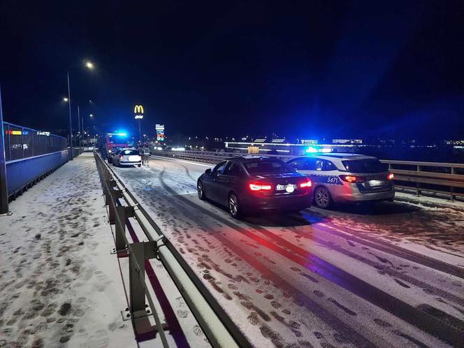 Starachowice. Zderzenie kilku samochodów na wiadukcie