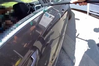 Obudził się w aucie i wpadł w panikę. Wołał o pomoc i próbował wybić szybę