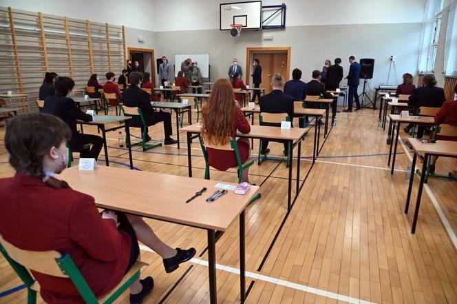 Uczniowie podczas egzaminu maturalnego z języka polskiego w XIII Liceum Ogólnokształcącym w Szczecinie