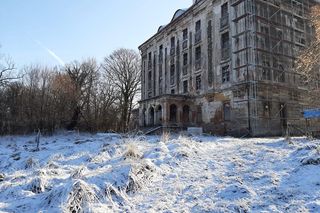 Tajemniczy Pałac w Piotrkowicach. Perła architektury baroku wygląda jak wieżowiec