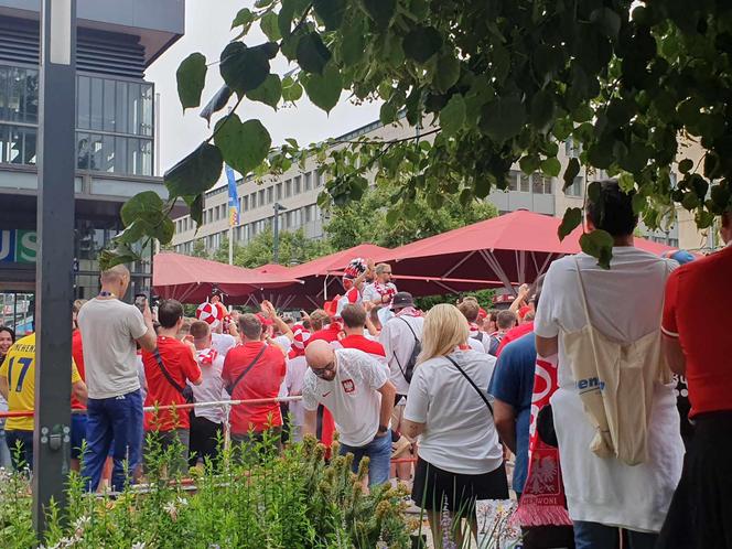 Kibice bawią się przed meczem Polska - Austria