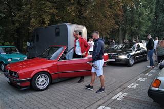 Bydgoskie Klasyki Nocą. Wyjątkowe auta zaparkowały pod Trobydem [ZDJĘCIA]