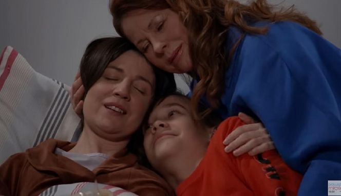 Pierwsza miłość odc. 4019. Kinga (Aleksandra Zienkiewicz), Teresa Żukowska (Ewa Skibińska), Maciek (Yan Polovnikov)