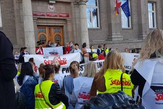 Protest pracowników MOPR. Domagają się podwyżek wynagrodzenia