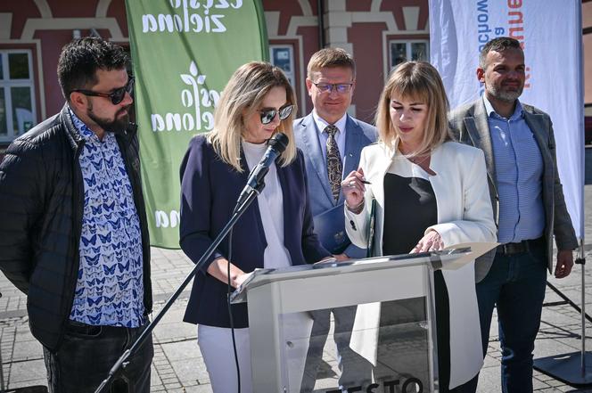 Podpisanie umów z wykonawcami letnich kawiarenek na pl. Biegańskiego w Częstochowie