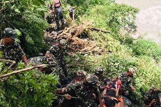 Autobus z pielgrzymami wpadł do rzeki