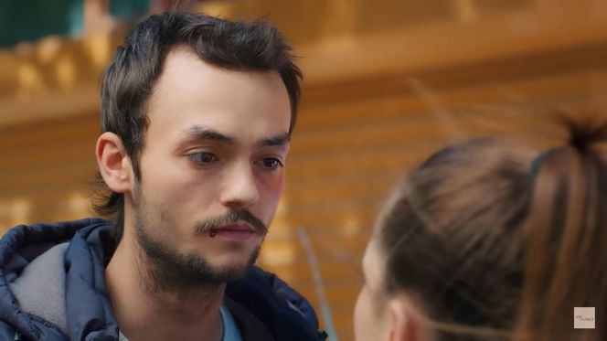 Alper zbliży się do Sili, gdy zauważy nadjeżdżający samochód Kuzeya