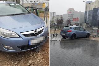 Opel bez kierowcy jechał prosto na przystanek w Łodzi! Świadkowie ruszyli, by go zepchnąć [ZDJĘCIA]