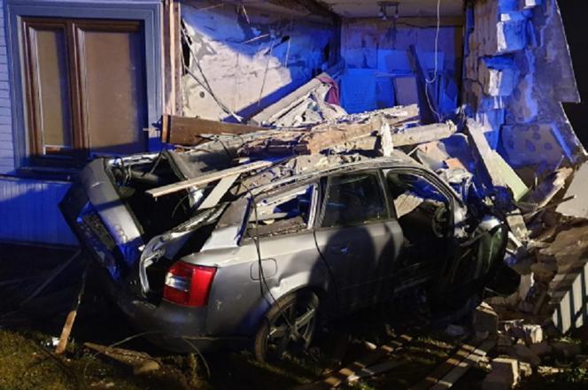 W Stykowie kierowca Audi wbił się w dom! Na miejscu policja, straż i wójt gminy