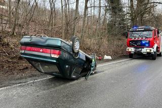 Miłkowa. Polonez caro nie poradził sobie na śliskim zakręcie. Wylądował na dachu