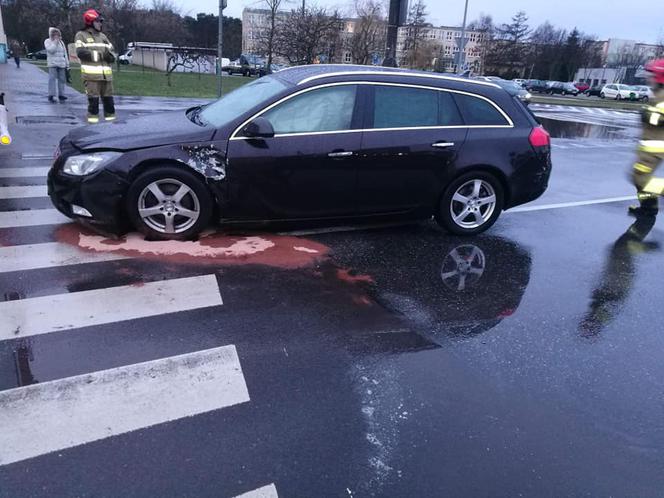Samochód uderzył w latarnię. Mężczyzna trafił do szpitala