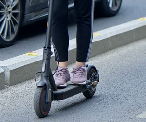 Kierowca wjechał w kobietę jadącą hulajnogą! Teraz stanie przed sądem 