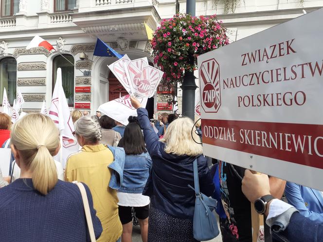 Przed Urzędem Wojewodzkim w Łodzi protestowali nauczyciele z ZNP!
