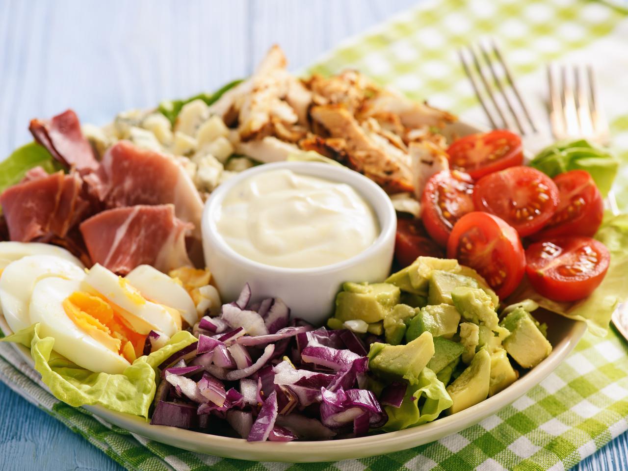 Sałatka Cobb: przepis na sałatkę z resztek [Smaczna Historia]