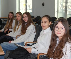 Młodzież rozmawiała podczas debaty o szczęściu w życiu współczesnego nastolatka