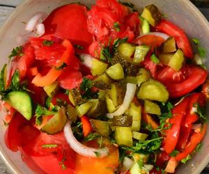 Zapomnij o nudnej mizerii. Odkryj przepis na sałatkę, która stanie się nowym hitem na stole