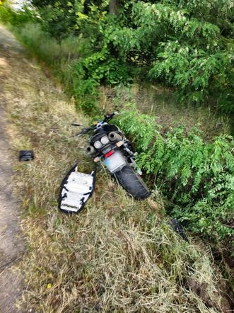 Horror na drodze. Motocyklista roztrzaskał się pod własnym domem. Nie żyje 35-latek 