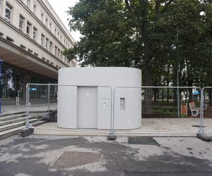 Toaleta publiczna za 484 tys. złotych na Skwerze Gwary Warszawskiej w stolicy
