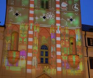 Świąteczna iluminacja ozdabia Wieżę Trynitarską w Lublinie 2023