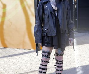 Monika Miller przyszła na premierę i się zaczęło. Tylko spójrzcie na jej nogi!