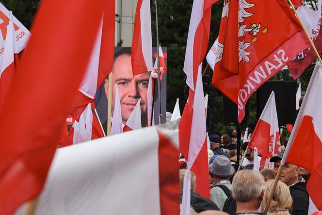 Banery na powitanie Nawrockiego 